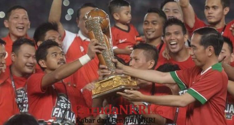 Pemain Persija Bambang Pamungkas Terima Trofi Piala Presiden Dari Jokowi
