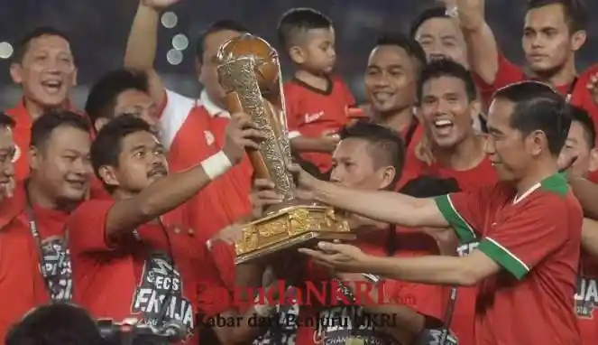 Pemain Persija Bambang Pamungkas Terima Trofi Piala Presiden Dari Jokowi