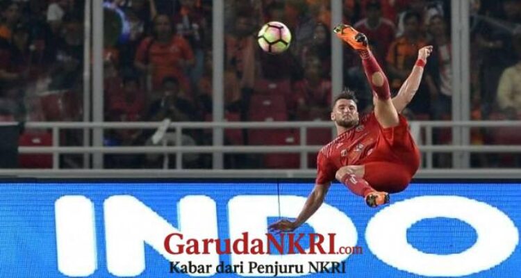 Pemain Persija Jakarta Marko Simic Saat Tendangan Salto