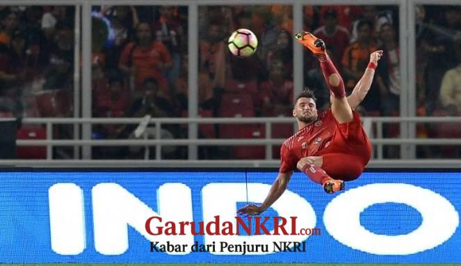 Pemain Persija Jakarta Marko Simic Saat Tendangan Salto
