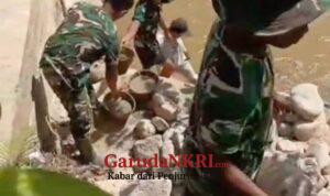 Potret TNI Angkat Ember demi Ember Bangun Jembatan di Tapanuli Tengah