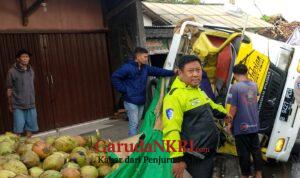 Muatan Kelapa Tumpah ke Jalan, Benturan Dua Truk di Jalur Citarik Palabuhanratu