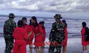 Sehari Usai Instruksi Presiden, TNI Bersama Pelajar Gotong Royong Bersihkan Sampah di Pantai Kuta Bali