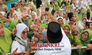 Momen Ratusan Ribu Warga NU Berdiri Bersholawat Sambut Prabowo di Stadion Gajayana Malang