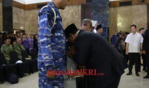 Pelukan Hangat Prabowo untuk Keluarga Prajurit Gugur di Lebanon