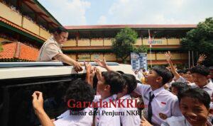 Prabowo Disambut Sorak Gembira Para Siswa, Tinjau MBG di SMPN 111 Jakarta Barat